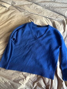Blue 360cashmere V-neck (size xs)